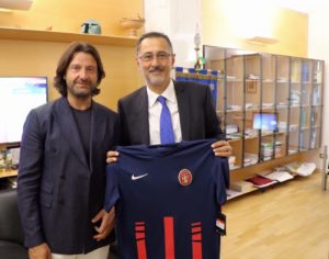 Caiata regala la maglia del Potenza al presidente Pittella