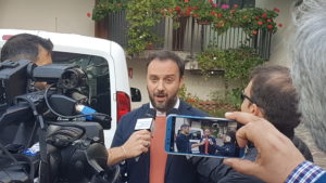 Mario Polese mentre parla con i giornalisti (ph. Luisa Calza)