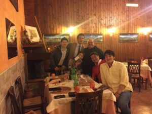 Federico Valicenti con il giapponese proprietario di ristoranti ms. Kazyu e i suoi collaboratori a Luna rossa