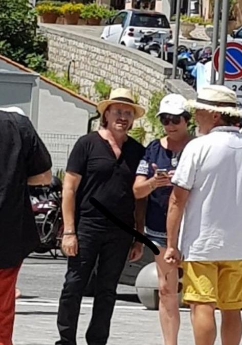 Maratea, Richard Gere sul palco delle Giornate del Cinema Lucano, ma il “simil-Bono Vox” gli ruba la scena