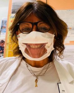 La dr.ssa Esposito con indosso la particolare mascherina che dispensa sorrisi