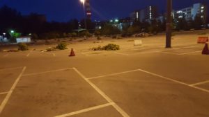 il parcheggio così come si presentava ieri sera